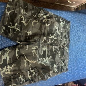 Ring of Fire Men's Grey Camo Cargo Shorts - Size 34